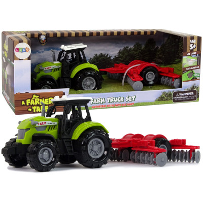 Zelený traktor s hrabľami