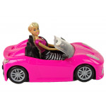 Bábika Anlily v ružovom aute