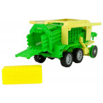 Zelený traktor s lisom na trecím pohonom