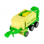 Zelený traktor s lisom na trecím pohonom