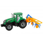 Zelený traktor s hrabľami na seno – trecí pohon