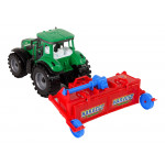 Zelený traktor s červeným pluhom