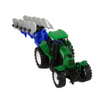 Zelený traktor s pluhom