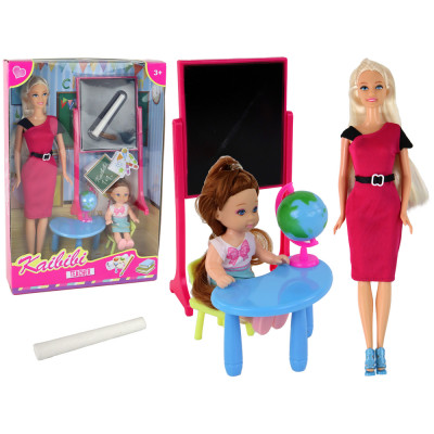 Bábika učiteľka s blond vlasmi a malou bábikou